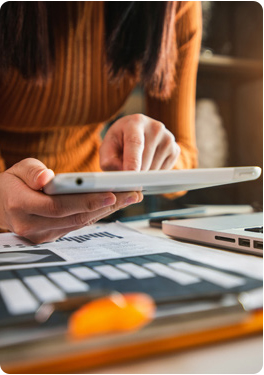 ATS-woman-on-tablet