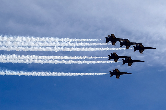 Blue_Angels_Flying_in_Sync